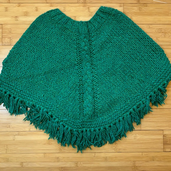 Hand knit fringed girl’s poncho. Cables centered on front and back, front pouch. - Picture 5 of 8